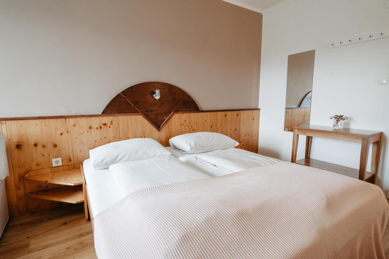 Hotel - Restaurant Soleo Krumpendorf Bagian luar foto